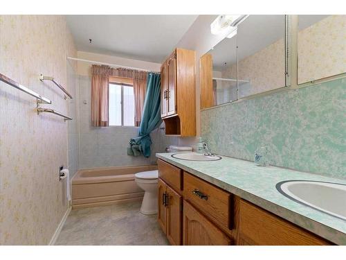 10834 95 Street, Grande Prairie, AB - Indoor Photo Showing Bathroom