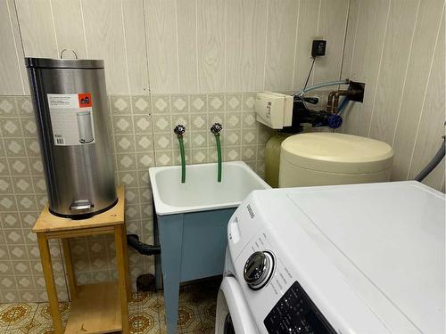 10834 95 Street, Grande Prairie, AB - Indoor Photo Showing Laundry Room