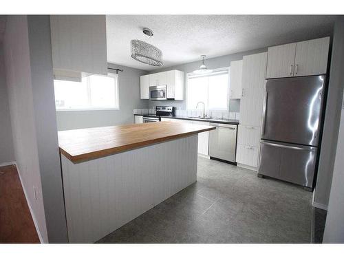 9904 105 Street, High Level, AB - Indoor Photo Showing Kitchen