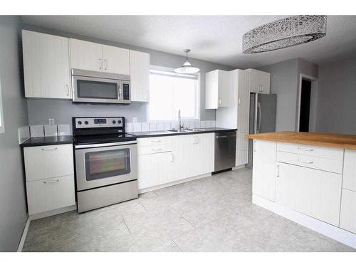 9904 105 Street, High Level, AB - Indoor Photo Showing Kitchen