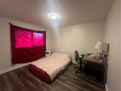 9517 79 Avenue, Peace River, AB - Indoor Photo Showing Bedroom