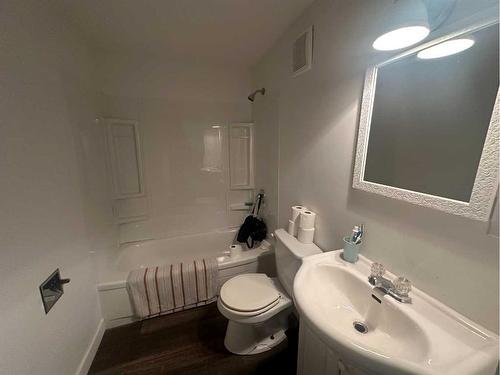 9517 79 Avenue, Peace River, AB - Indoor Photo Showing Bathroom