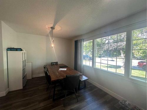 9517 79 Avenue, Peace River, AB - Indoor Photo Showing Dining Room