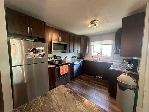 9517 79 Avenue, Peace River, AB - Indoor Photo Showing Kitchen