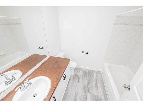 417-9700 92 Avenue, Grande Prairie, AB - Indoor Photo Showing Bathroom