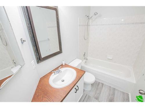 417-9700 92 Avenue, Grande Prairie, AB - Indoor Photo Showing Bathroom