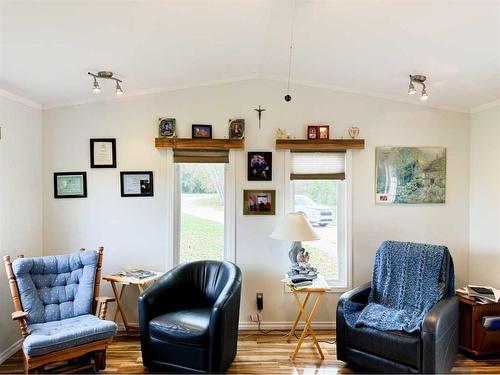 5008 49 Avenue, Guy, AB - Indoor Photo Showing Living Room