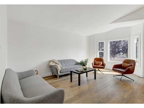 7822 Michealis Boulevard, Grande Prairie, AB - Indoor Photo Showing Living Room