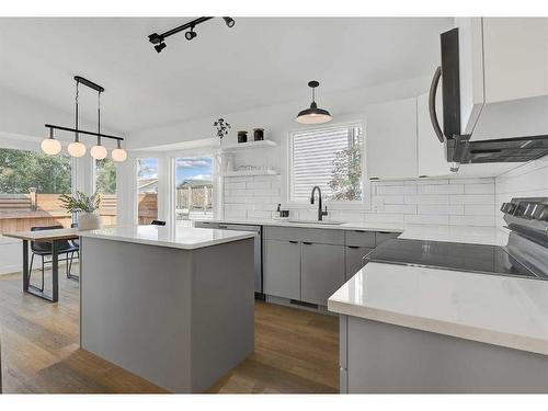 7822 Michealis Boulevard, Grande Prairie, AB - Indoor Photo Showing Kitchen With Upgraded Kitchen