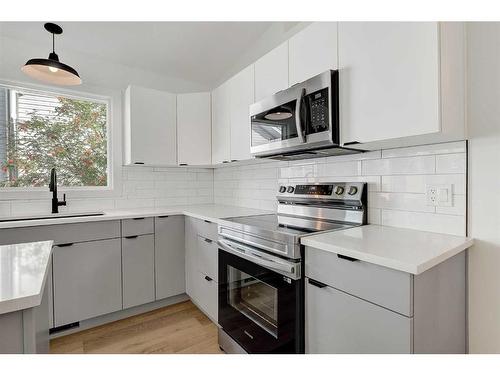 7822 Michaelis Boulevard, Grande Prairie, AB - Indoor Photo Showing Kitchen