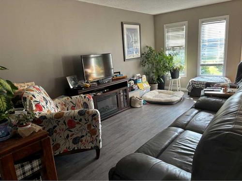 7105 99 Street, Peace River, AB - Indoor Photo Showing Living Room