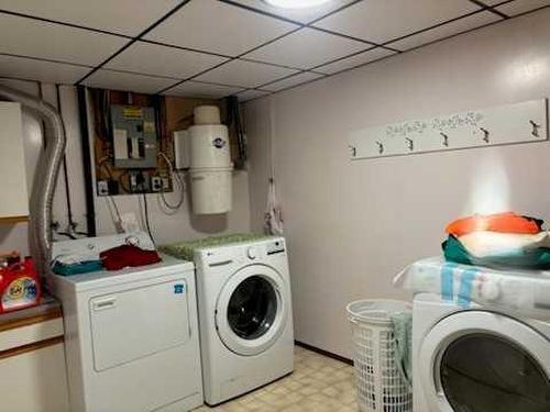 7105 99 Street, Peace River, AB - Indoor Photo Showing Laundry Room