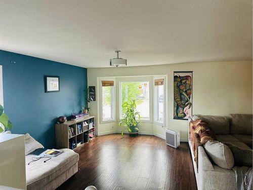 10315 91 Street, Grande Prairie, AB - Indoor Photo Showing Living Room