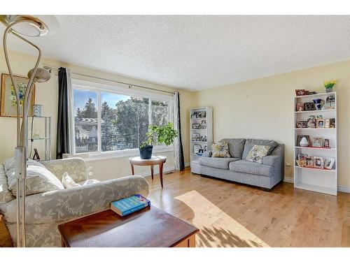 7622 97A Street, Grande Prairie, AB - Indoor Photo Showing Living Room