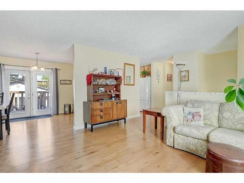 7622 97A Street, Grande Prairie, AB - Indoor Photo Showing Living Room