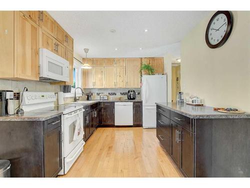 7622 97A Street, Grande Prairie, AB - Indoor Photo Showing Kitchen