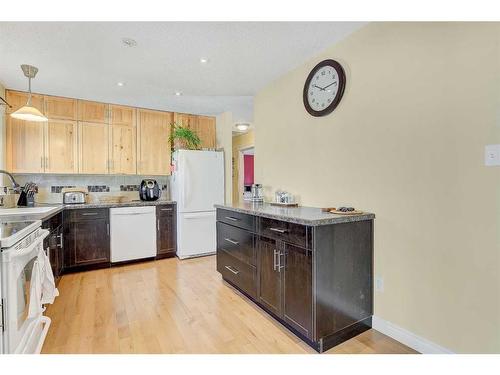 7622 97A Street, Grande Prairie, AB - Indoor Photo Showing Kitchen