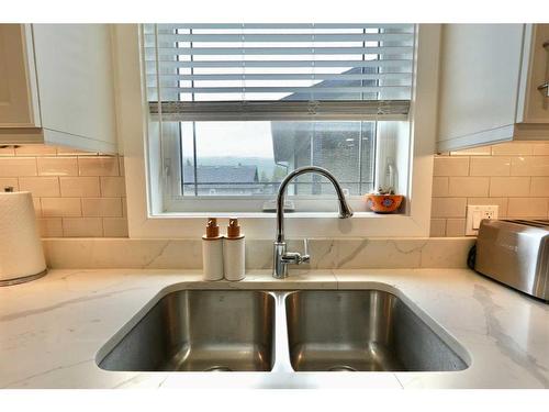 9118 130 Avenue, Peace River, AB - Indoor Photo Showing Kitchen With Double Sink