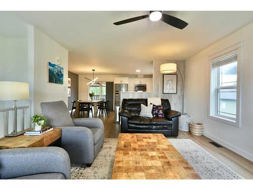 9118 130 Avenue, Peace River, AB - Indoor Photo Showing Living Room