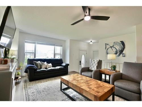 9118 130 Avenue, Peace River, AB - Indoor Photo Showing Living Room