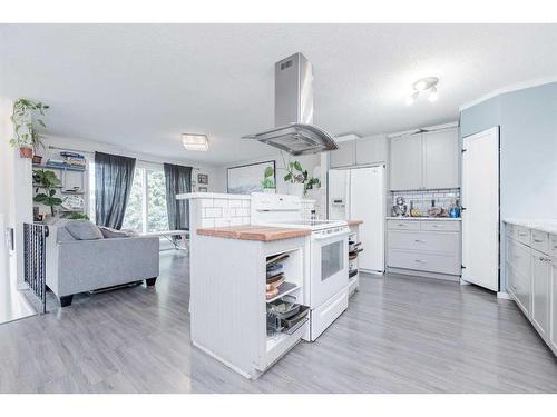 11329 101A Street, Grande Prairie, AB - Indoor Photo Showing Kitchen