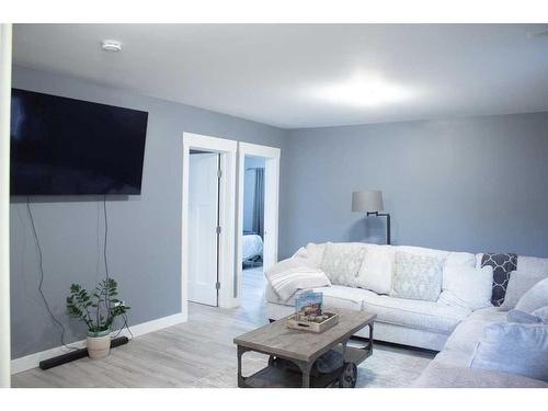 6909 115A Street, Grande Prairie, AB - Indoor Photo Showing Living Room