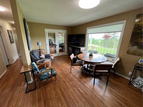 6800 100 Avenue, Peace River, AB - Indoor Photo Showing Living Room