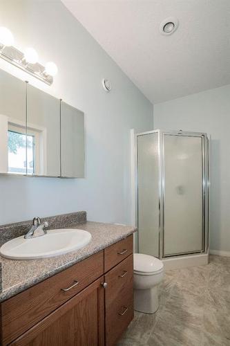 10500 109 Street, Fairview, AB - Indoor Photo Showing Bathroom