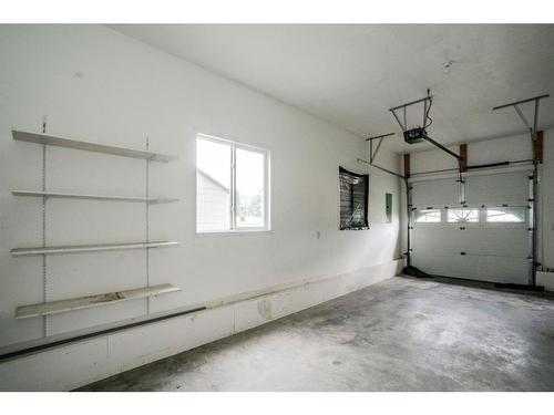 10500 109 Street, Fairview, AB - Indoor Photo Showing Garage