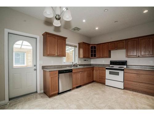 10500 109 Street, Fairview, AB - Indoor Photo Showing Kitchen With Double Sink