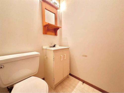 9901 71A Avenue, Grande Prairie, AB - Indoor Photo Showing Bathroom