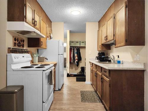 104-11114 Hoppe Avenue, Grande Cache, AB - Indoor Photo Showing Kitchen