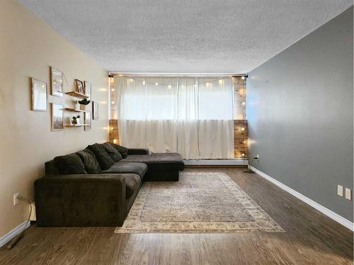 104-11114 Hoppe Avenue, Grande Cache, AB - Indoor Photo Showing Living Room