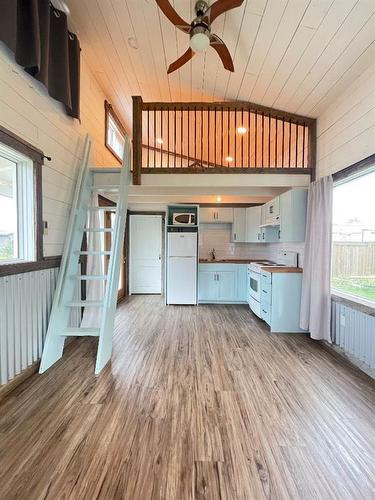 16-160 Peace River Avenue, Joussard, AB - Indoor Photo Showing Kitchen