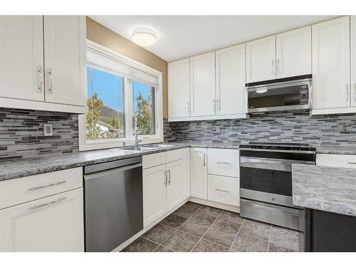 10319 104Ave, Grande Cache, AB - Indoor Photo Showing Kitchen With Upgraded Kitchen