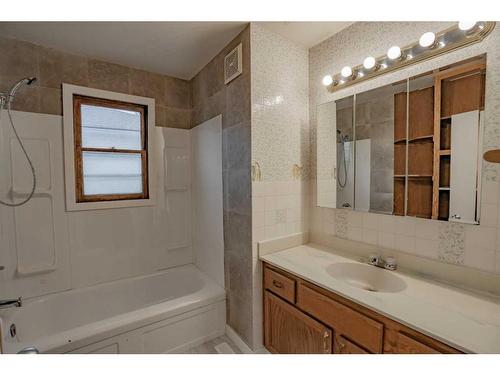 4801 49 Ave, Grimshaw, AB - Indoor Photo Showing Bathroom