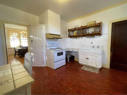 11120 103 Avenue, Fairview, AB - Indoor Photo Showing Kitchen