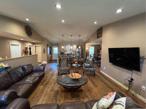 104548 Rge Rd 161, Rural Mackenzie County, AB - Indoor Photo Showing Living Room