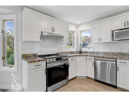 8214 Mission Heights Drive, Grande Prairie, AB - Indoor Photo Showing Kitchen With Stainless Steel Kitchen With Upgraded Kitchen