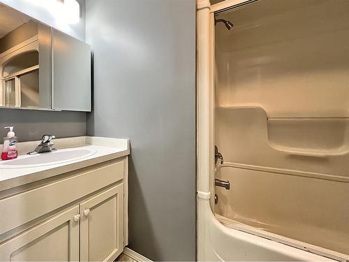 101 1St Avenue Ne, Mclennan, AB - Indoor Photo Showing Bathroom