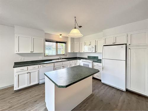 101 1St Avenue Ne, Mclennan, AB - Indoor Photo Showing Kitchen