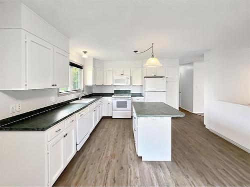 101 1St Avenue Ne, Mclennan, AB - Indoor Photo Showing Kitchen