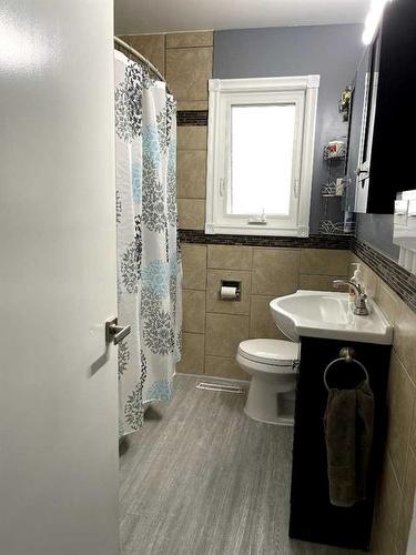 10266 111 Avenue, Grande Prairie, AB - Indoor Photo Showing Bathroom