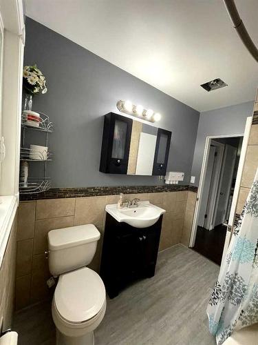 10266 111 Avenue, Grande Prairie, AB - Indoor Photo Showing Bathroom