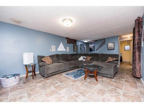 9501 121 Avenue, Grande Prairie, AB - Indoor Photo Showing Living Room