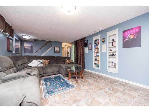 9501 121 Avenue, Grande Prairie, AB - Indoor Photo Showing Living Room