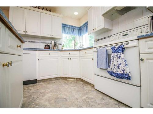 7509 102 Street, Grande Prairie, AB - Indoor Photo Showing Kitchen