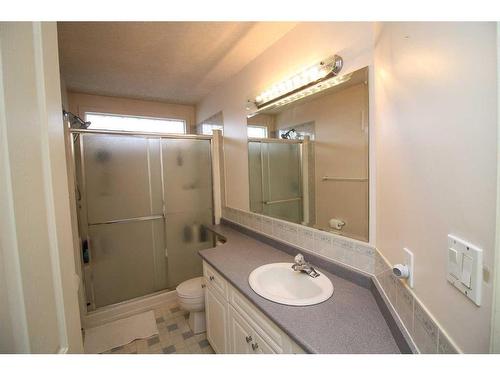 7509 102 Street, Grande Prairie, AB - Indoor Photo Showing Bathroom