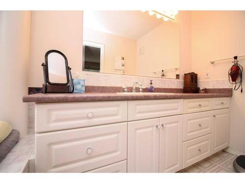 7509 102 Street, Grande Prairie, AB - Indoor Photo Showing Bathroom