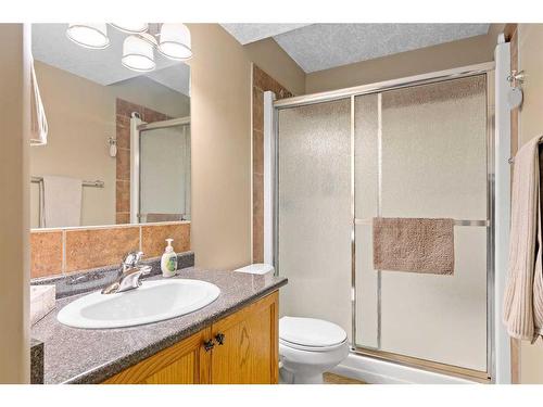 9705 66 Avenue, Grande Prairie, AB - Indoor Photo Showing Bathroom